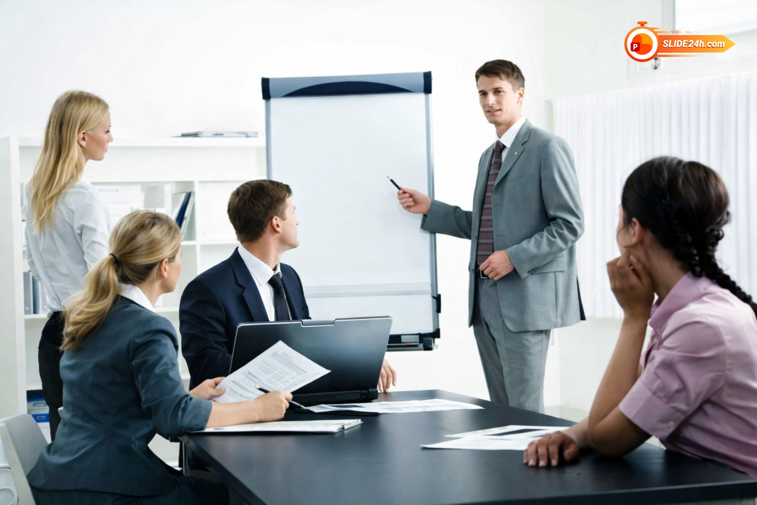 Thể hiện kỹ năng thuyết trình qua phong thái và tác phong 